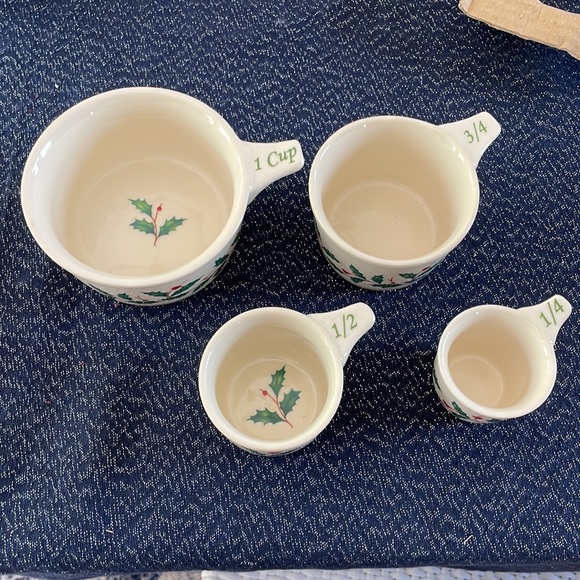 LENOX - Set of 4 - HOLIDAY Measuring Cups - Holly & Berries Pattern - Picture 2 of 4